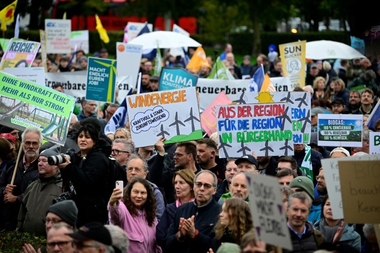 Tausende demonstrieren in Berlin gegen Energiepolitik der Bundesregierung
