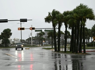 ''Lebensbedrohlicher'' Sturm: Hurrikan ''Isaias'' in Florida auf Land getroffen