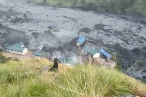 Fünf Vermisste nach Sturzflut in Nepal - Wassermassen reißen dutzende Häuser mit