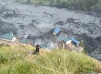 Fünf Vermisste nach Sturzflut in Nepal - Wassermassen reißen dutzende Häuser mit