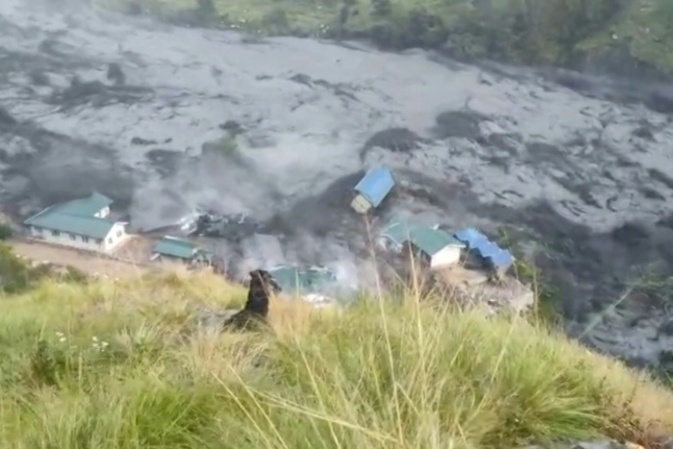 Fünf Vermisste nach Sturzflut in Nepal - Wassermassen reißen dutzende Häuser mit