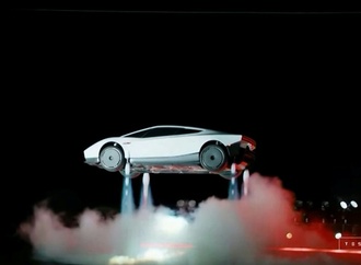 Fliegender Tesla-Roadster ruft US-Verkehrsbehörde auf den Plan