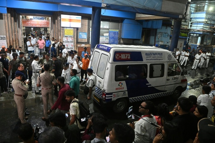 Massenpanik und Unfall bei Hindu-Festen in Indien: Dutzende Menschen getötet