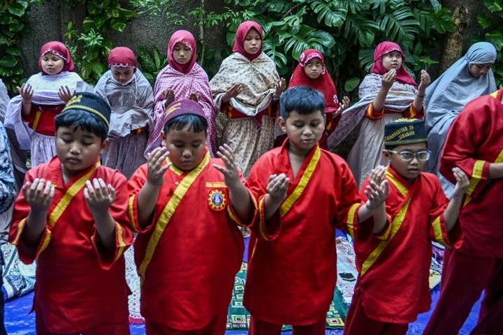 Brände in Indonesien: Schüler beten für Regen