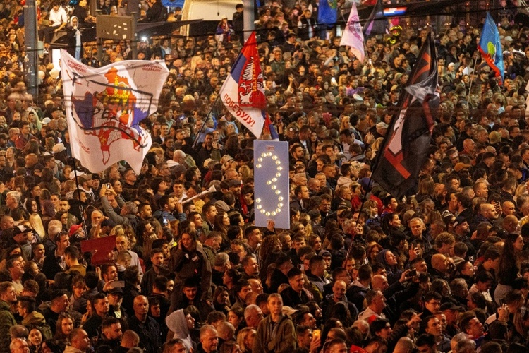Vor Parlamentswahl in Serbien: Zehntausende Anhänger der demonstrieren in Belgrad