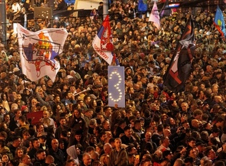 Vor Parlamentswahl in Serbien: Zehntausende Anhänger der Opposition in Belgrad