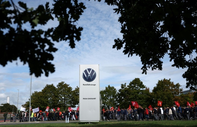 Gekündigte Tarifverträge: Gewerkschaft droht Volkswagen mit 