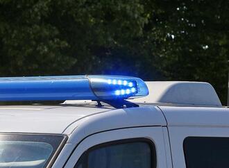 Auto fährt bei Hannover in Menschengruppe - mehrere Verletzte