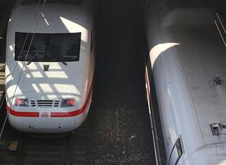 Bahnstrecke Berlin - Hamburg nach Fund von Weltkriegsbombe gesperrt