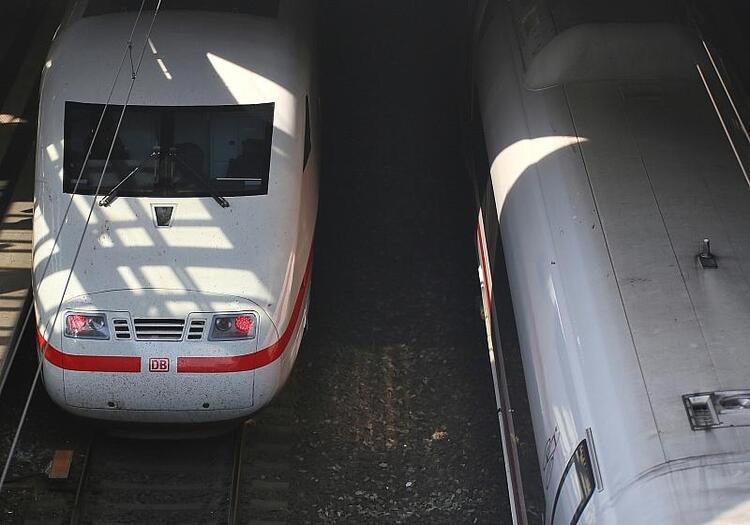 Bahnstrecke Berlin - Hamburg nach Fund von Weltkriegsbombe gesperrt