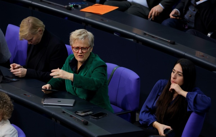 Rechtsstreit zwischen Künast und Facebook: Karlsruhe wendet sich an EuGH