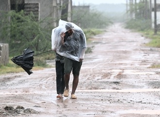 Sintflutartige Regenfälle: Zyklon ''Arnab'' trifft in Indien auf Land