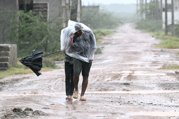 Sintflutartige Regenfälle: Zyklon ''Arnab'' trifft in Indien auf Land