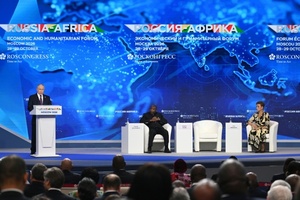 Putin umwirbt afrikanische Staaten bei Gipfel in Moskau