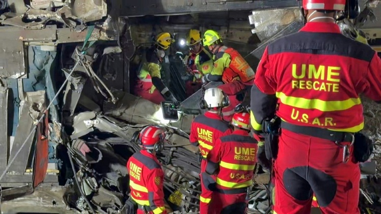 Sánchez besucht nach Zugunglück in Spanien den Unfallort - mittlerweile 69 Tote